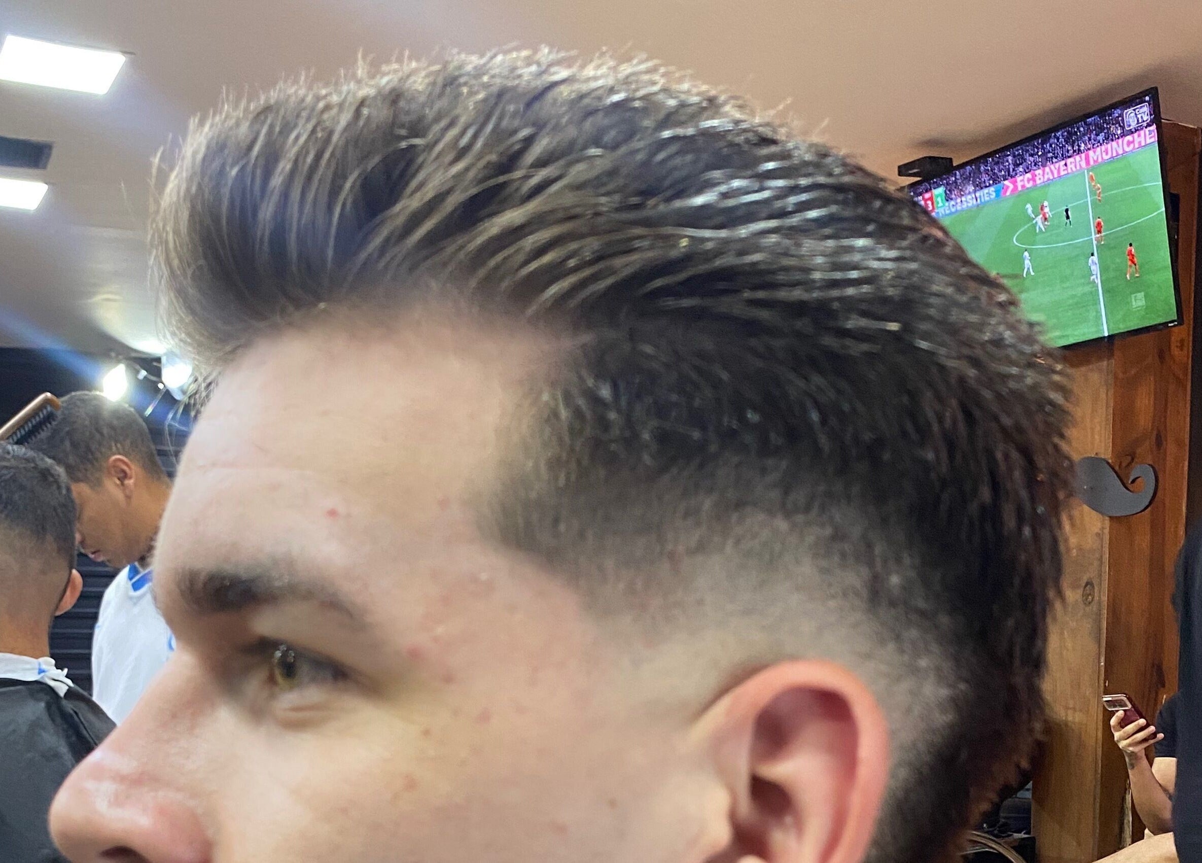 Corte de cabelo moderno no salão Guilherme Nascimento, Distrito Federal, Distrito Federal, BR.