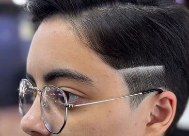 Corte de cabelo moderno no Guilherme Nascimento, Distrito Federal, BR, destacando linha raspada.