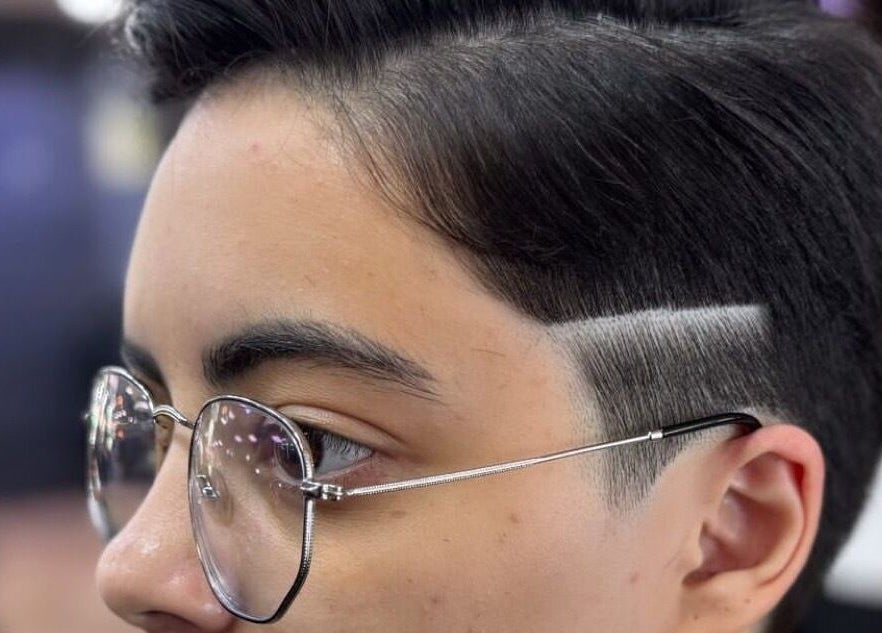 Corte de cabelo moderno no Guilherme Nascimento, Distrito Federal, BR, destacando linha raspada.