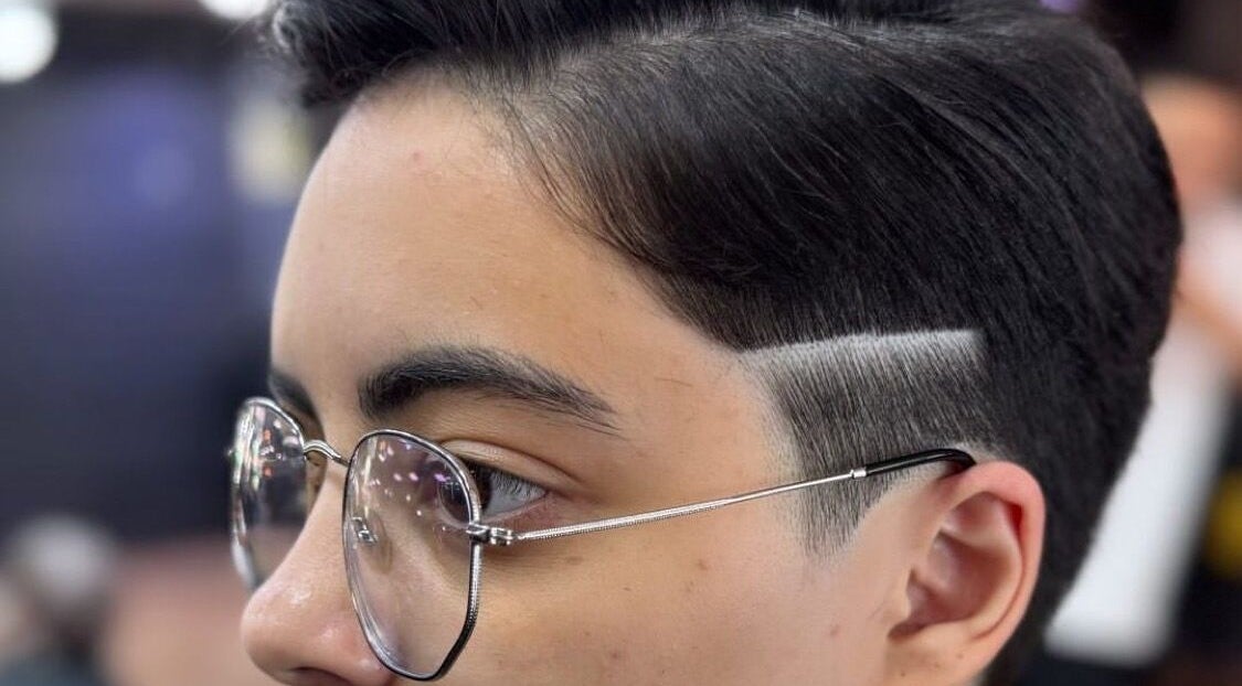 Corte de cabelo moderno no Guilherme Nascimento, Distrito Federal, BR, destacando linha raspada.