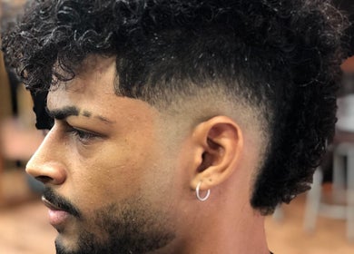 Homem com corte moderno em Guilherme Nascimento, Distrito Federal, Distrito Federal, BR.