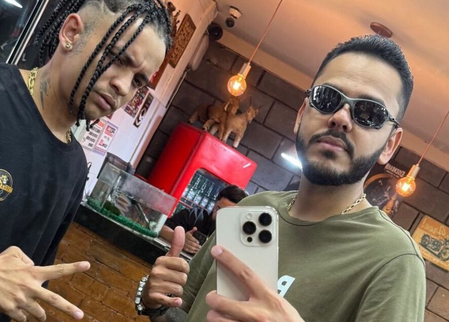 Dois homens estilosos posam em Guilherme Nascimento, Distrito Federal, Distrito Federal, BR.