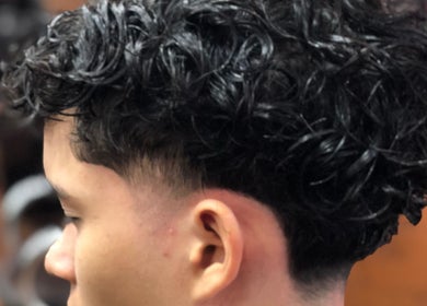 Corte de cabelo masculino moderno no Guilherme Nascimento, Distrito Federal, Distrito Federal, BR.