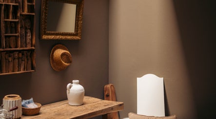 Decoração rústica em Senara Spa & Retreat, Setúbal, Setúbal, PT, com chapéu de palha e jarro de cerâmica.