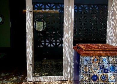 Entrada decorativa em mosaico na Senara Spa & Retreat, Setúbal, Setúbal, PT.