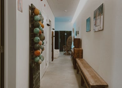 Corredor elegante em Senara Spa & Retreat, Setúbal, PT, com decoração rústica e luminosa.