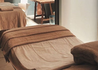 Sala de tratamento no Senara Spa & Retreat, Setúbal, Setúbal, PT, com cama aconchegante e ambiente relaxante.