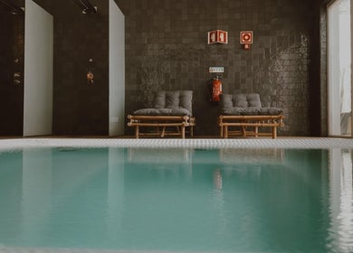 Piscina serena no Senara Spa & Retreat em Setúbal, Setúbal, PT. Ambiente relaxante e sofás confortáveis.