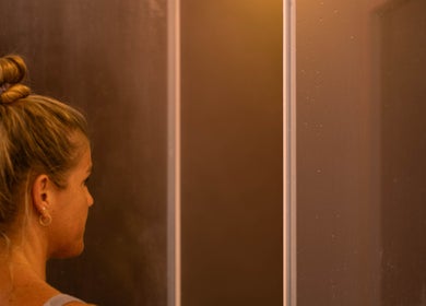 Cliente relaxa em área de banho do Senara Spa & Retreat, Setúbal, Setúbal, PT.