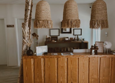 Recepção acolhedora no Senara Spa & Retreat, Setúbal, Setúbal, PT com decoração em madeira e luminárias rústicas.