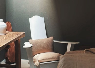 Espaço acolhedor em Senara Spa & Retreat, Setúbal, Setúbal, PT, com cadeira e mesa rústica de madeira.