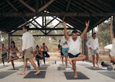 Aula de yoga no Senara Spa & Retreat em Setúbal, Setúbal, PT, com participantes fazendo posturas equilibradas.