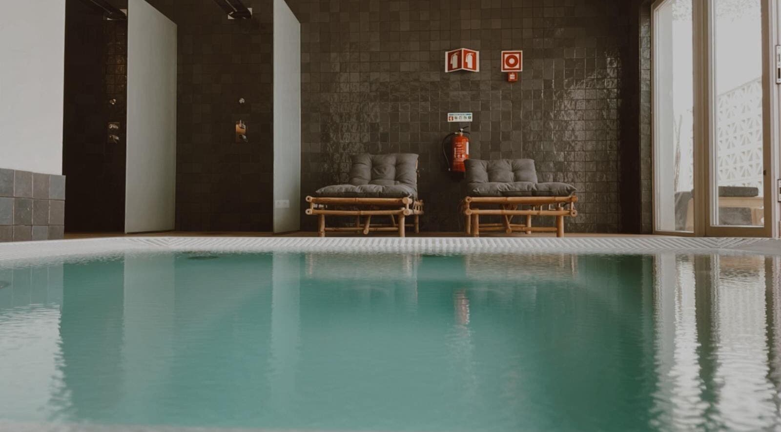 Espaço relaxante do Senara Spa & Retreat com piscina serena em Setúbal, Setúbal, PT.