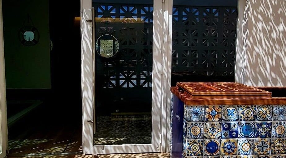 Entrada com azulejos coloridos no Senara Spa & Retreat, Setúbal, Setúbal, PT.