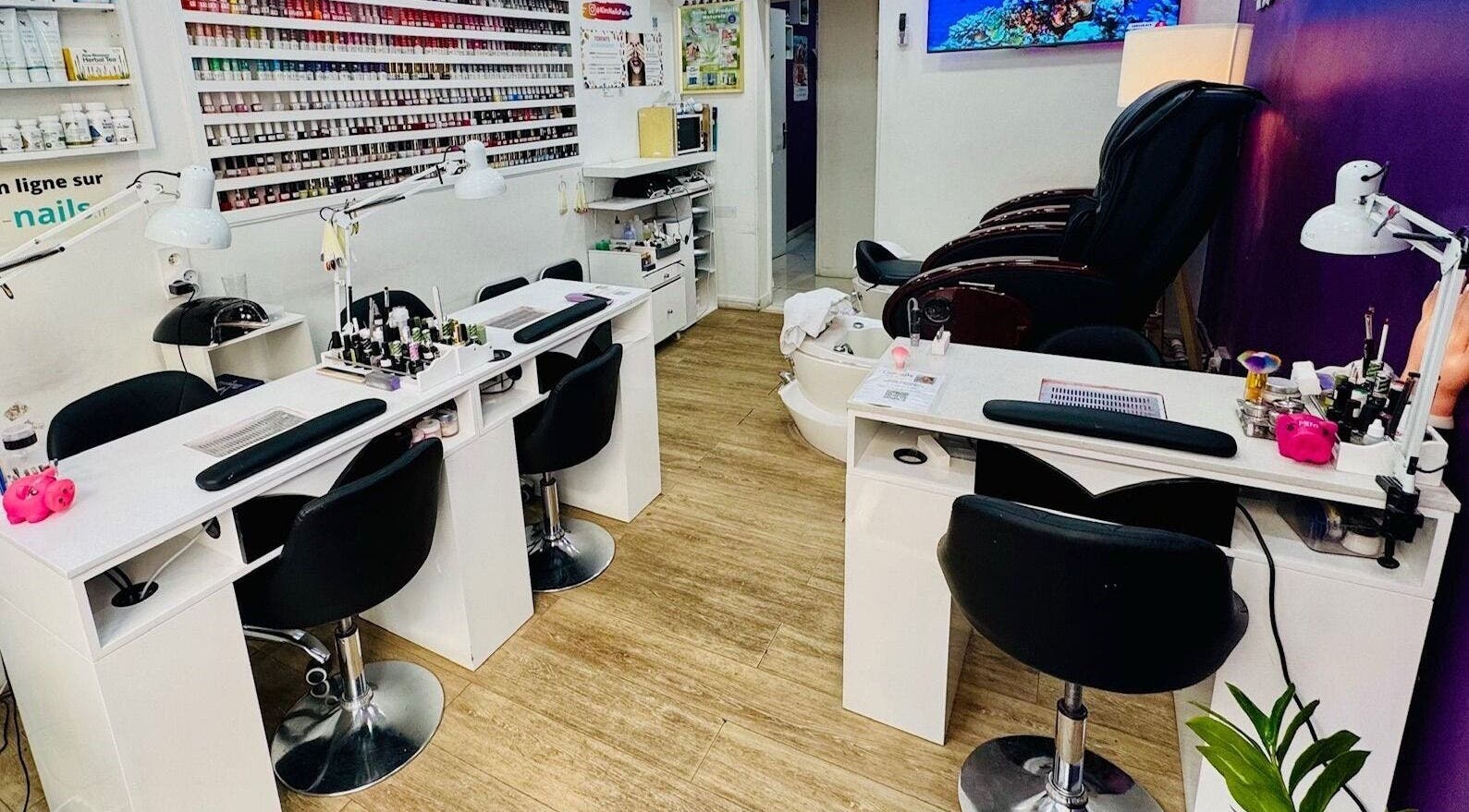 Intérieur élégant de KIM NAILS à Paris, Île-de-France, FR, avec stations de manucure modernes et décor accueillant.