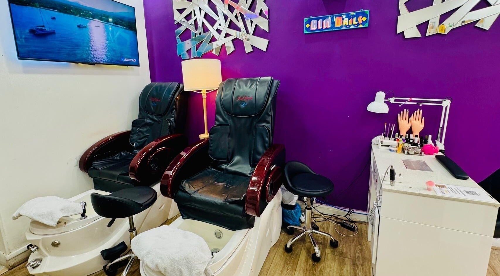 Chaises de massage et station de manucure à Kim Nails, Paris, Île-de-france, FR.