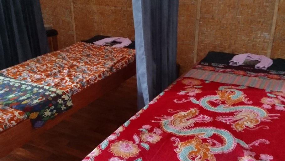 Massage beds with colorful sheets at Sony Massage, 누사 탠가라 바라트, ID for a tranquil experience.