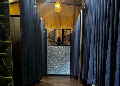 Elegant hallway at Sony Massage, 누사 탠가라 바라트, ID with intricate decor and ambient lighting.