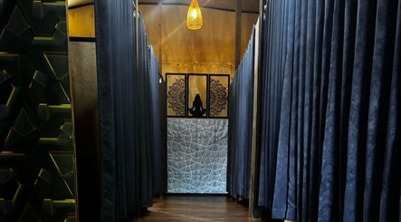 Elegant hallway at Sony Massage, 누사 탠가라 바라트, ID with intricate decor and ambient lighting.