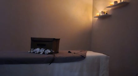 Sala de masaje acogedora en Mali SPA & Skin Care Center, Guadalajara, Jalisco, MX, iluminada con velas.