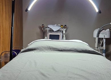 Cama de spa bien iluminada en Mali SPA & Skin Care Center, Guadalajara, Jalisco, MX, lista para tratamiento.