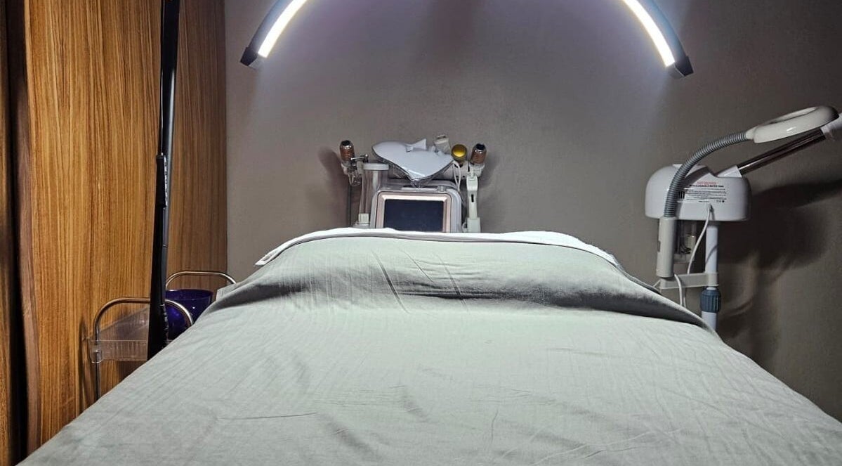 Cama de spa bien iluminada en Mali SPA & Skin Care Center, Guadalajara, Jalisco, MX, lista para tratamiento.