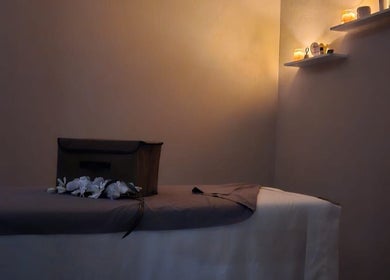 Sala de masajes en Mali SPA & Skin Care Center, Guadalajara, Jalisco, MX, iluminada con velas relajantes.