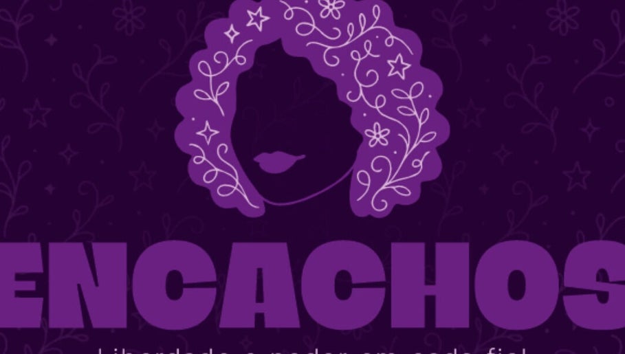 Logotipo do Studio Encachos em Itaituba, Pará, BR com design elegante de cachos em fundo púrpura.