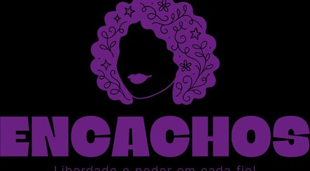Logotipo roxo do Studio Encachos em Itaituba, Pará, BR com cabelo estilizado.