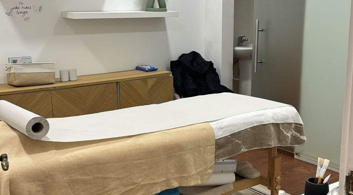 Sala de tratamento em Pure Moments Beauty Studio, Porto, PT, com mesa de massagem acolhedora.