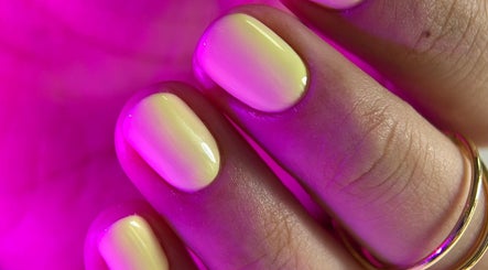 Uñas amarillas brillantes en The Nail Suite, Santiago De Querétaro, Querétaro, MX, destacando elegancia y estilo.