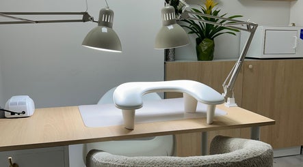 Mesa de manicura en The Nail Suite, Santiago De Querétaro, Querétaro, MX con lámparas modernas.