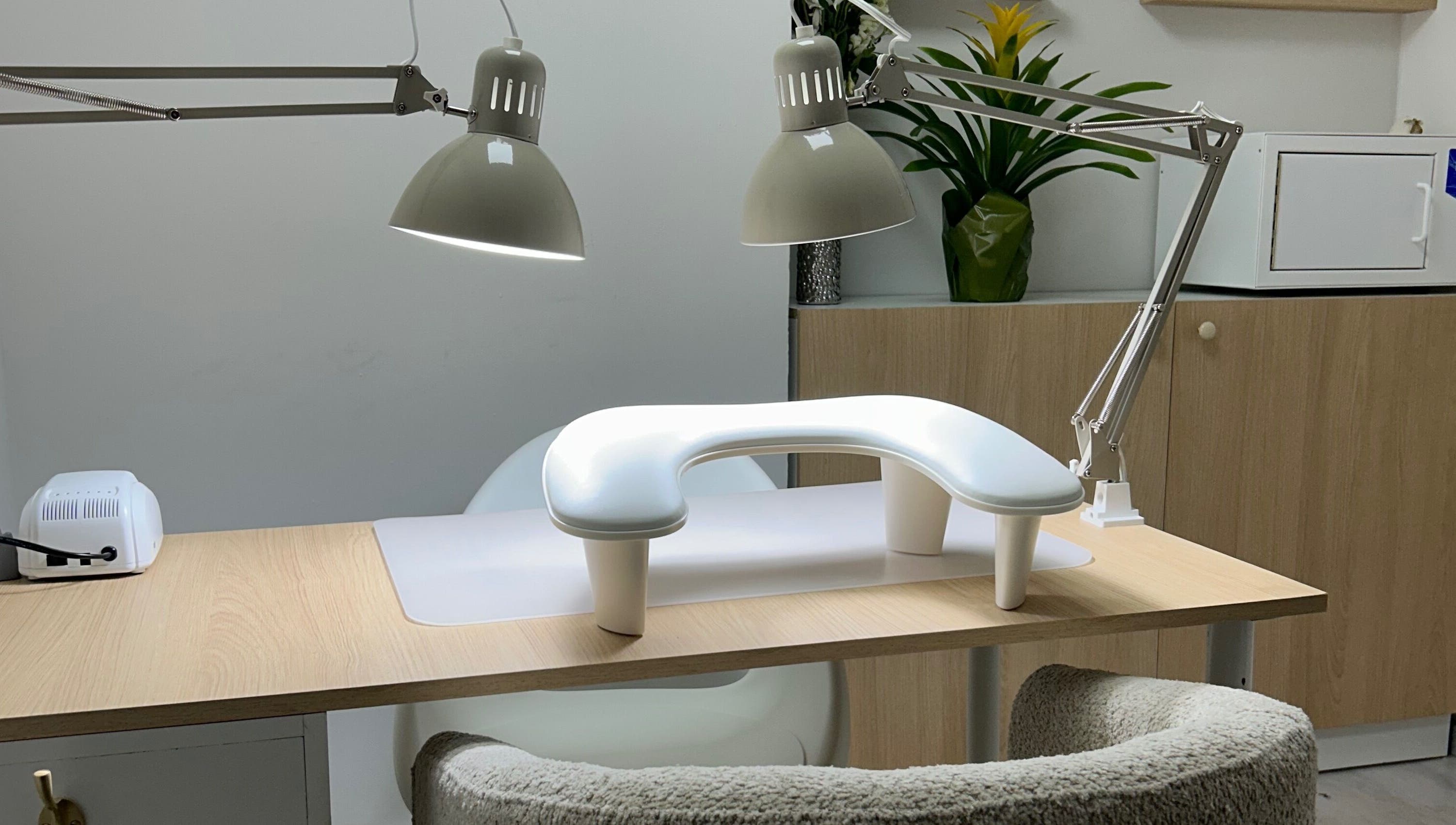 Mesa de manicura en The Nail Suite, Santiago De Querétaro, Querétaro, MX, diseñada para confort y estilo.