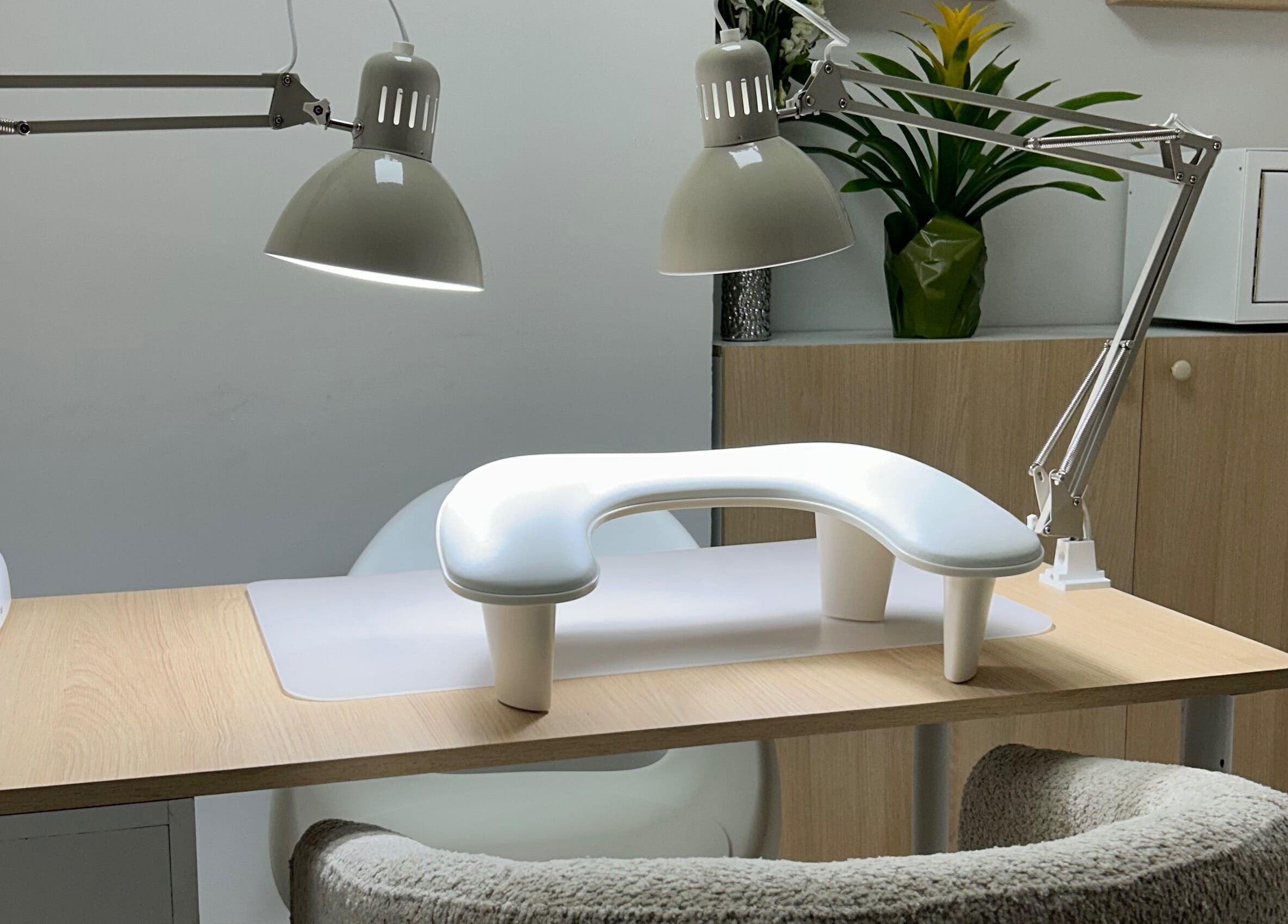 Mesa de manicura en The Nail Suite, Santiago De Querétaro, Querétaro, MX, diseñada para confort y estilo.