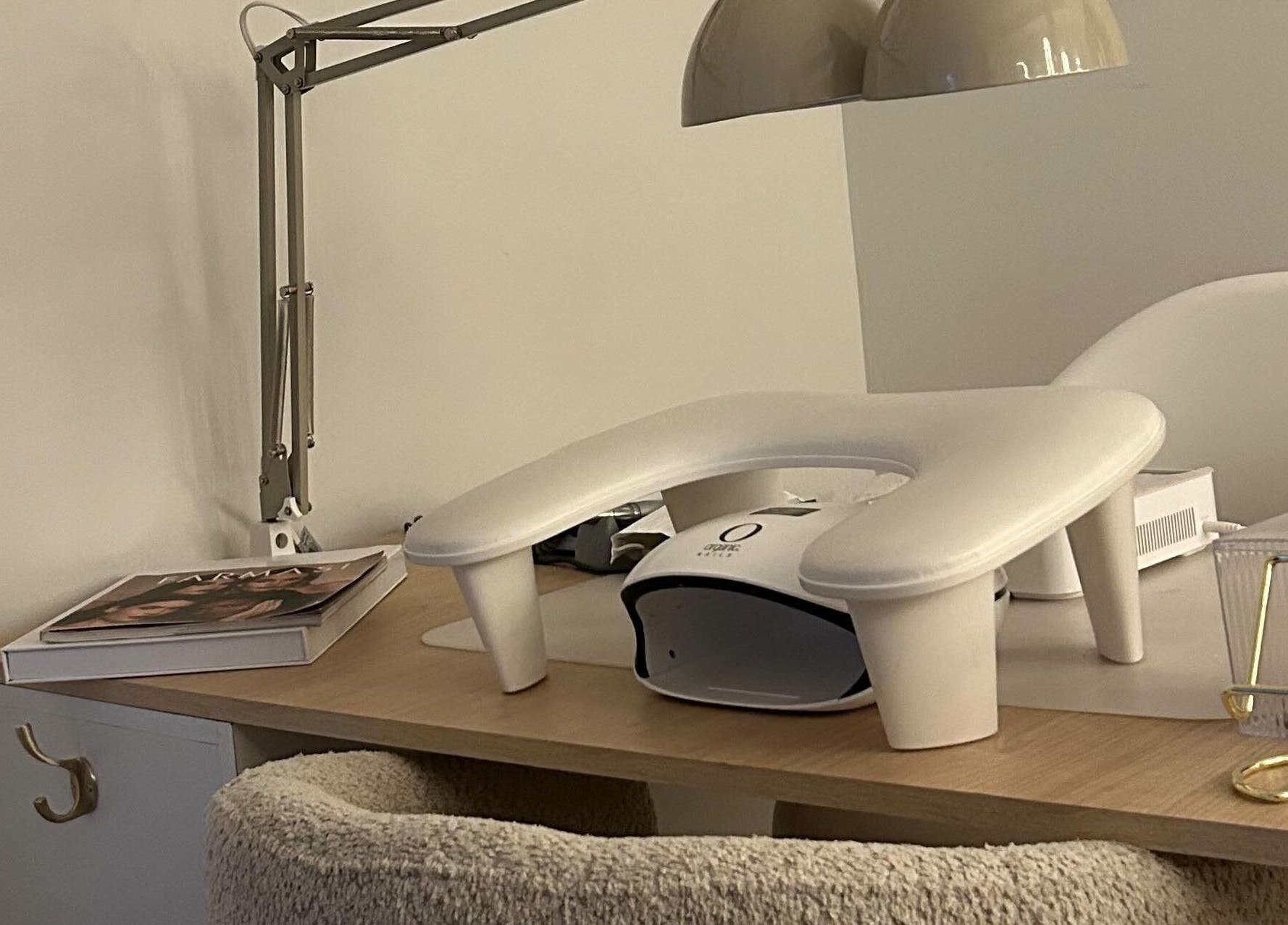 Estación de manicura en The Nail Suite, Santiago De Querétaro, Querétaro, MX, con lámpara UV y decoración elegante.