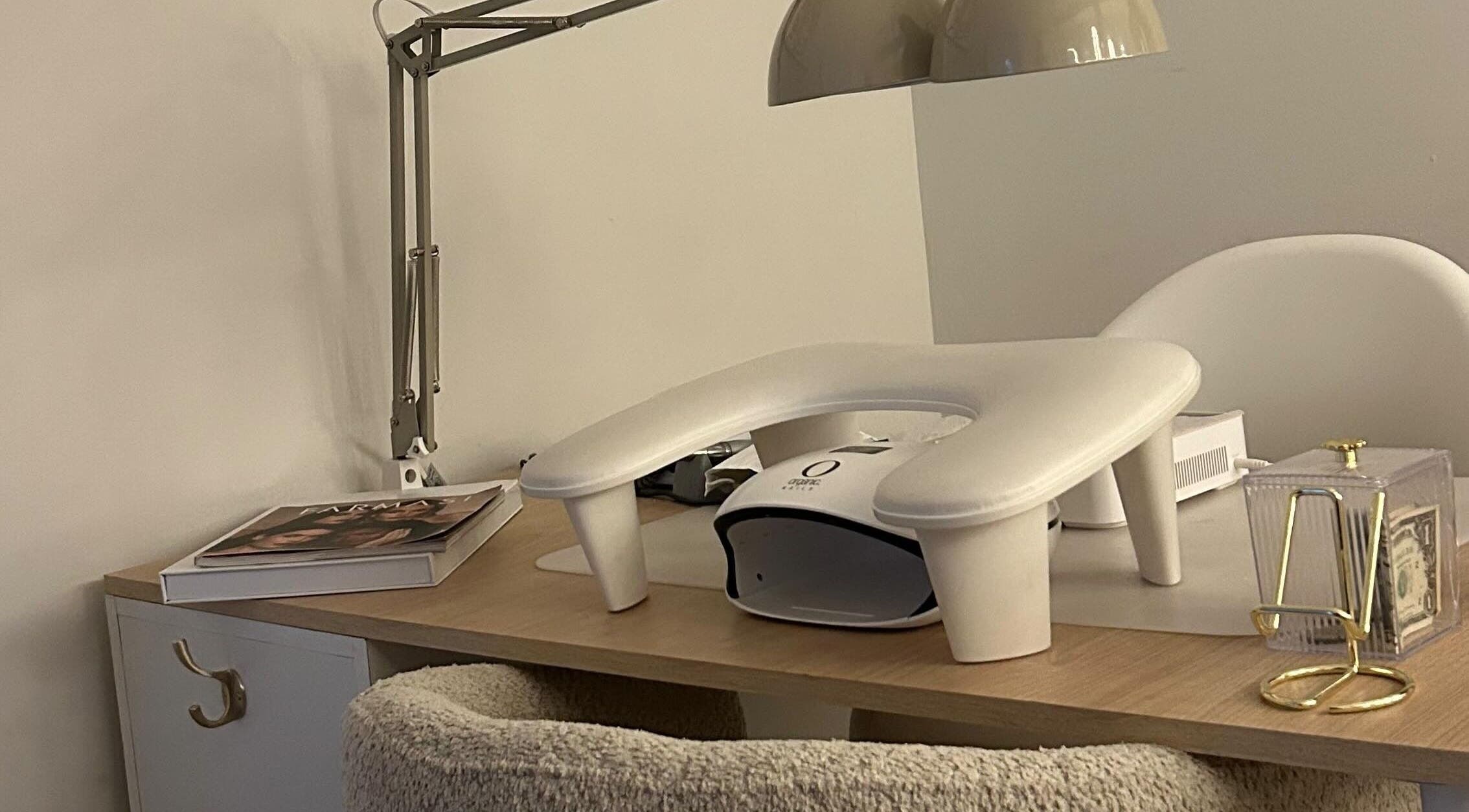 Estación de manicura en The Nail Suite, Santiago De Querétaro, Querétaro, MX, con lámpara UV y decoración elegante.