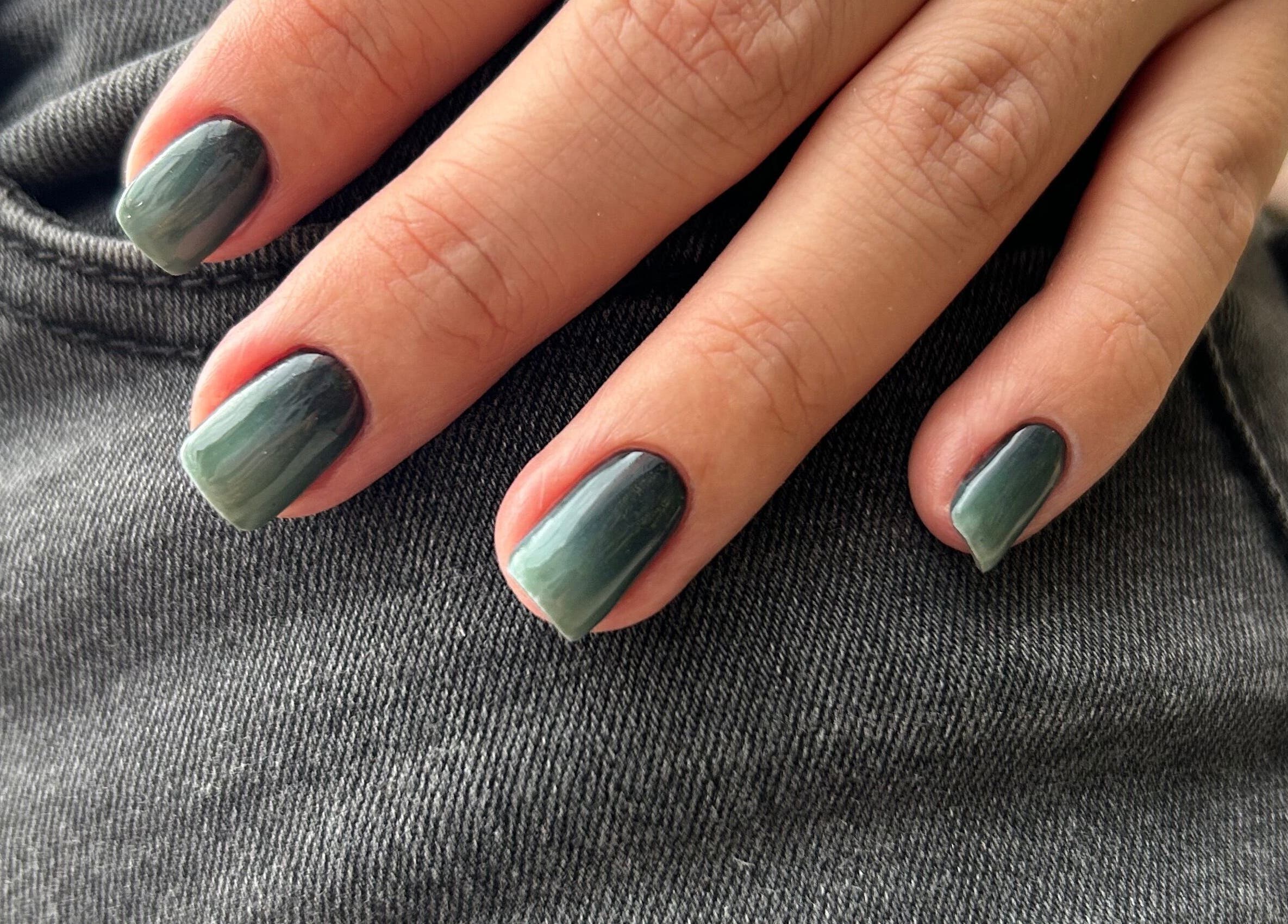 Manicura sofisticada en The Nail Suite, Santiago De Querétaro, Querétaro, MX. Uñas con esmalte verde oscuro.