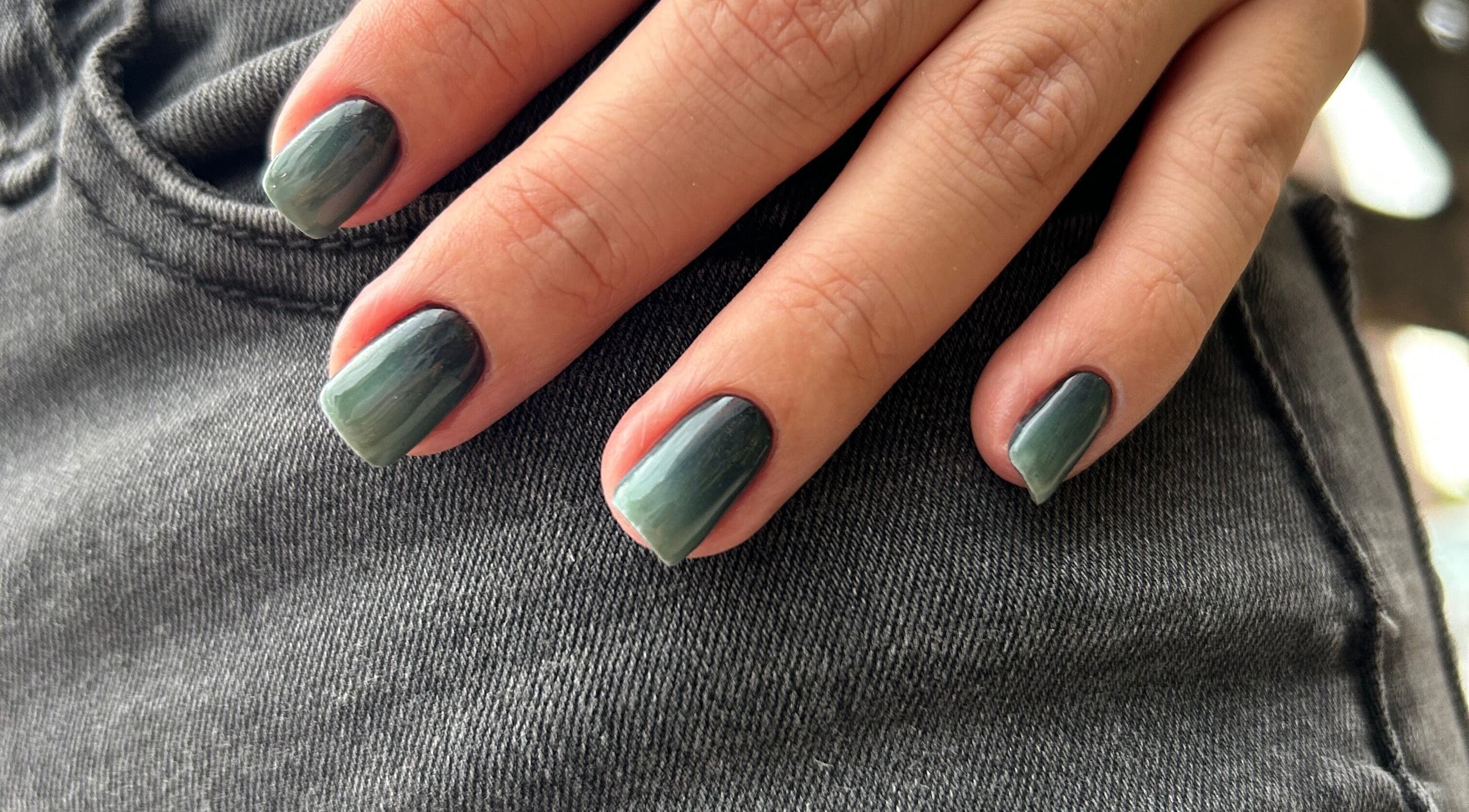 Manicura sofisticada en The Nail Suite, Santiago De Querétaro, Querétaro, MX. Uñas con esmalte verde oscuro.