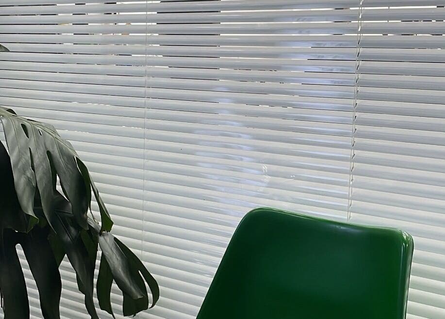 Kursi hijau dan tanaman di MYC Haircuts, Jawa Barat, Jawa Barat, ID, menambah kesan segar dan nyaman.