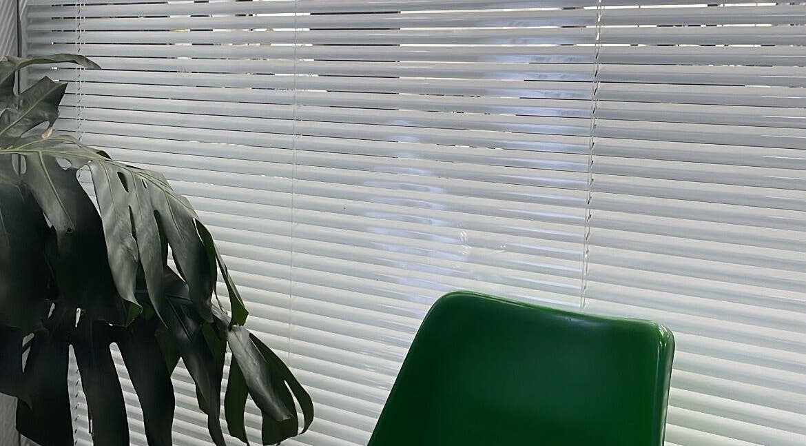 Kursi hijau dan tanaman di MYC Haircuts, Jawa Barat, Jawa Barat, ID, menambah kesan segar dan nyaman.