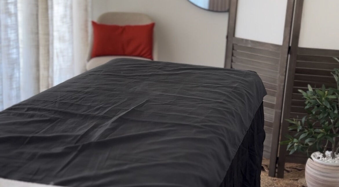 Relaxing massage room at Alké Studio, Vacoas-Phoenix, Plaines Wilhems District, MU with cozy decor.