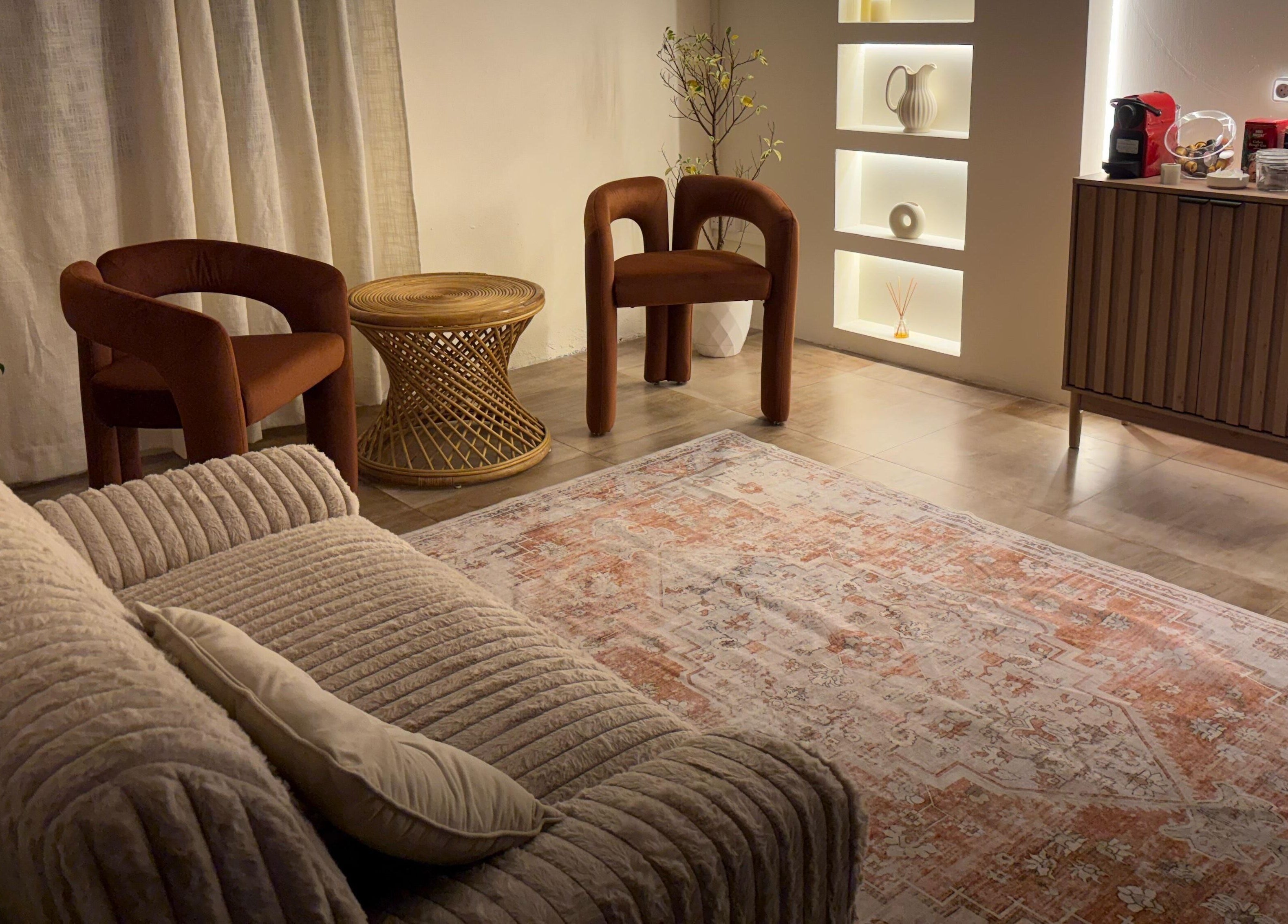 Alké Studio's inviting waiting area in Vacoas-phoenix, Plaines Wilhems District, MU featuring warm seating and elegant decor.