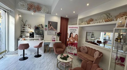 Interno elegante di Vanessa Beauty Spa a Rho, Lombardia, IT con arredi raffinati e decorazioni floreali.