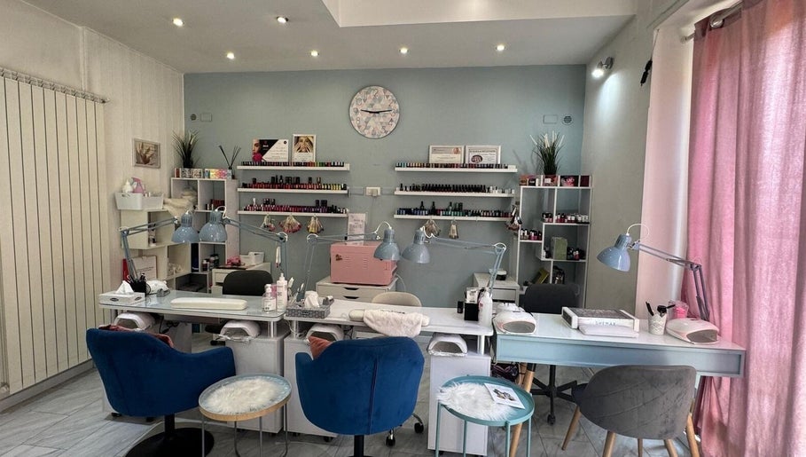 Interno elegante di Vanessa Beauty Spa, Rho, Lombardia, IT, con postazioni manicure moderne e confortevoli.