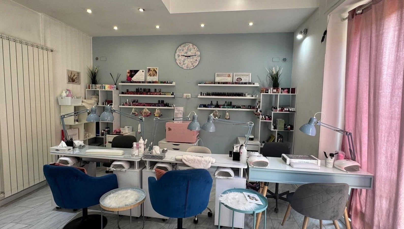 Interno elegante di Vanessa Beauty Spa, Rho, Lombardia, IT, con postazioni manicure moderne e confortevoli.