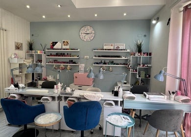 Interno elegante di Vanessa Beauty Spa, Rho, Lombardia, IT, con postazioni manicure moderne e confortevoli.