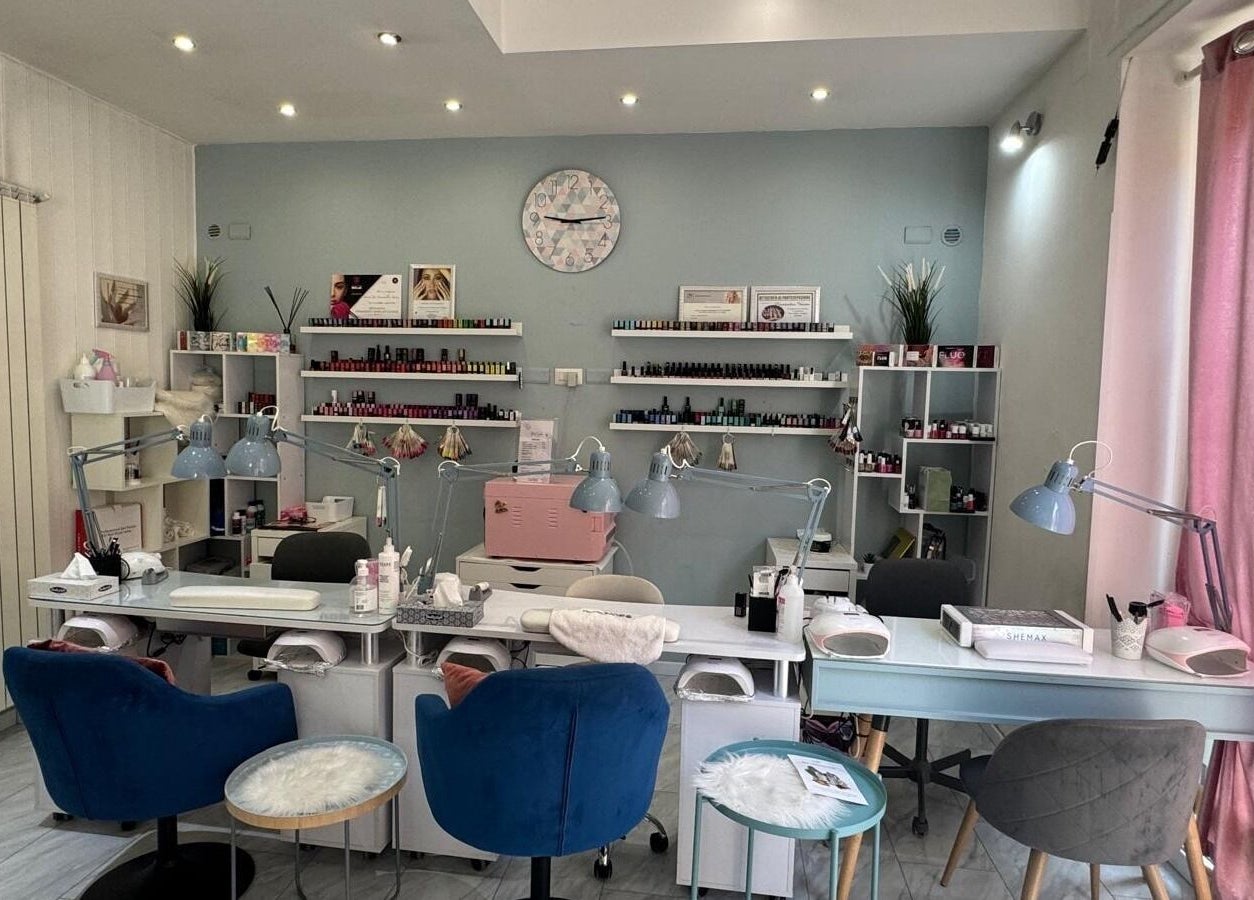 Interno elegante di Vanessa Beauty Spa, Rho, Lombardia, IT, con postazioni manicure moderne e confortevoli.