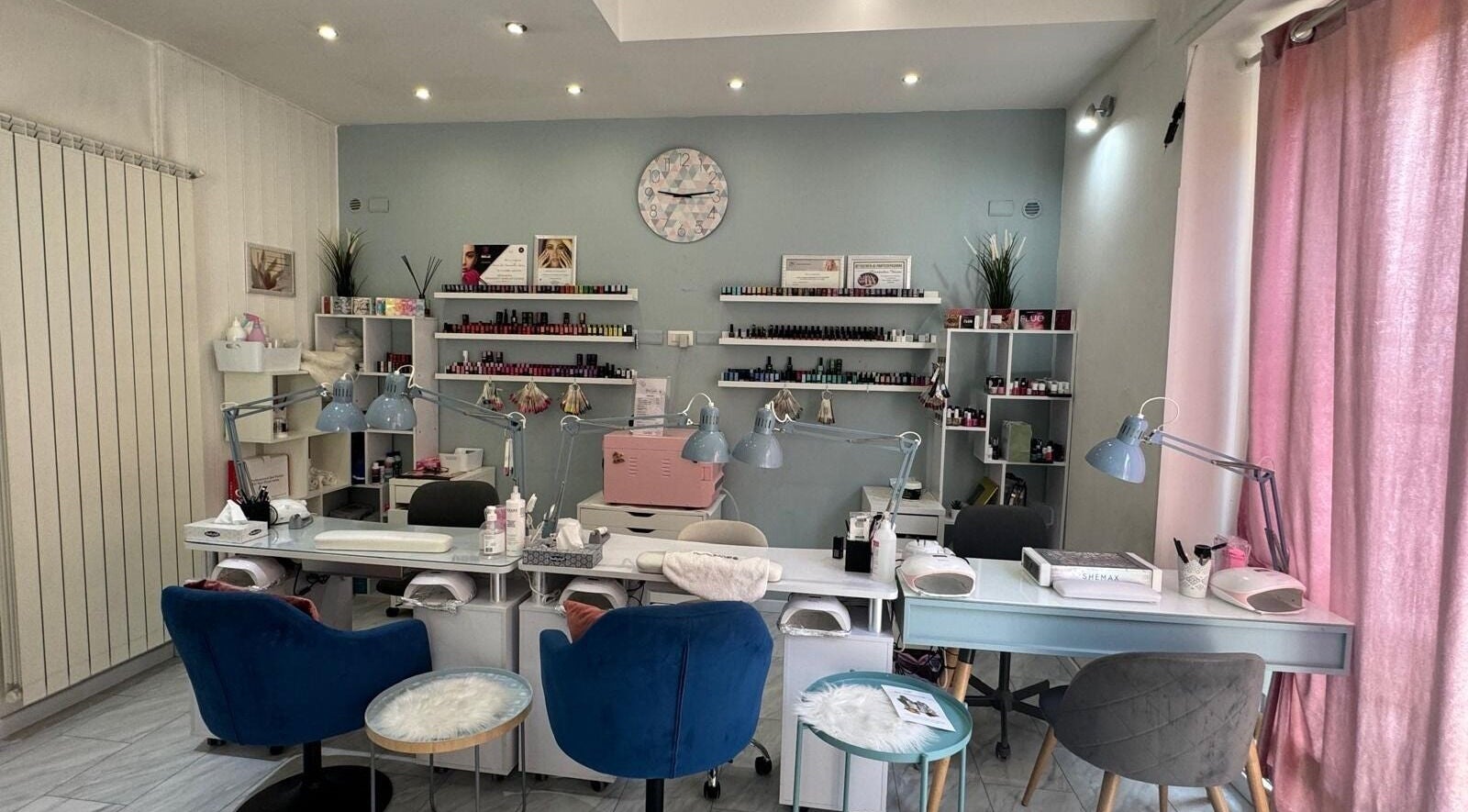 Interno elegante di Vanessa Beauty Spa, Rho, Lombardia, IT, con postazioni manicure moderne e confortevoli.