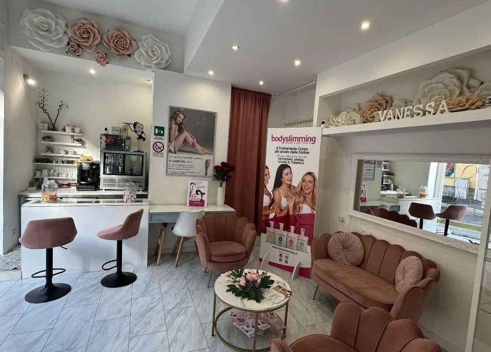Interno elegante di Vanessa Beauty Spa a Rho, Lombardia, IT con fiori e arredi raffinati.