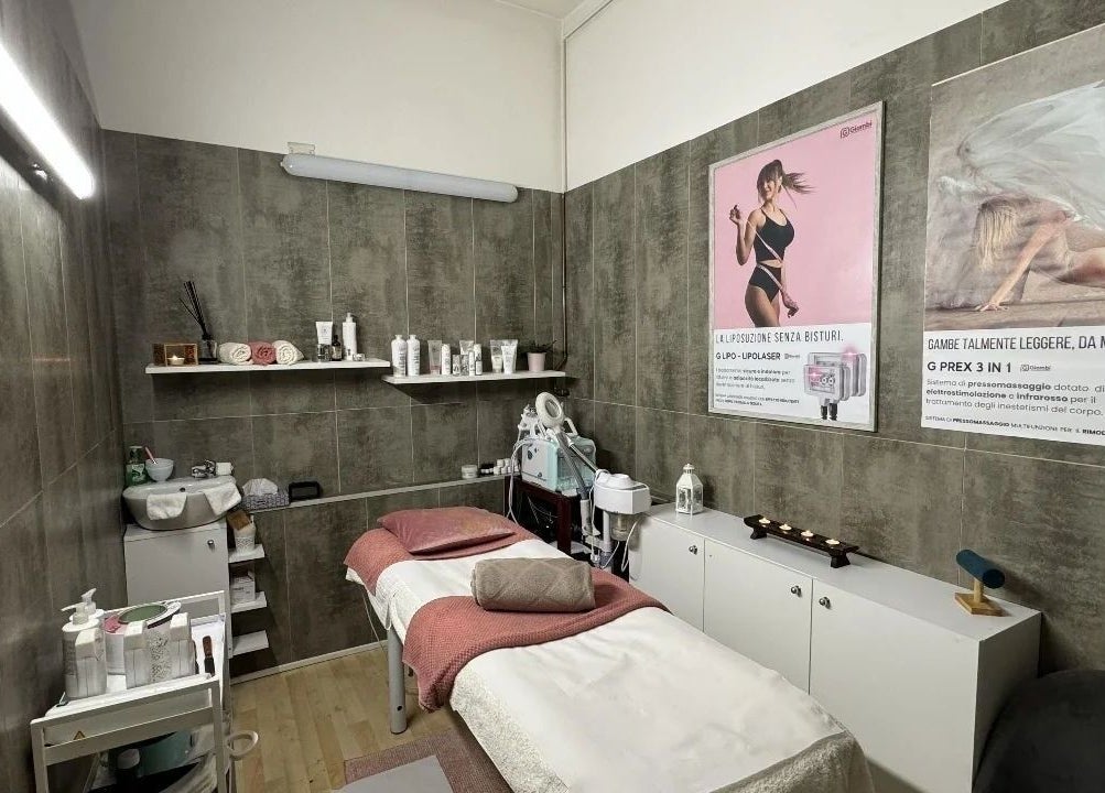 Elegante sala massaggi di Vanessa Beauty Spa situata a Rho, Lombardia, IT, con arredamento moderno e calmante.